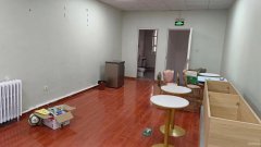 C9615位于昌吉市南公园西路康丽家园北门临街店面空转