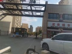 C9643位于奇台县圣水华庭大门口店铺出租