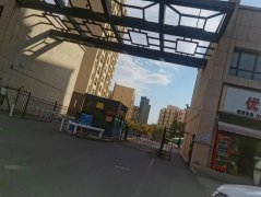 C9643位于奇台县圣水华庭大门口店铺出租