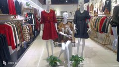 C9677位于昌吉市亚中汇好美购一楼服装店转让