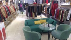 C9677位于昌吉市亚中汇好美购一楼服装店转让