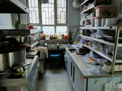 C9760位于昌吉市长宁南路江南小镇东苑临街餐饮店面转让