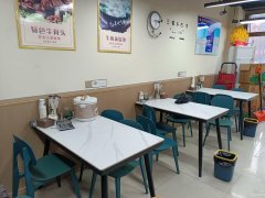 C9760位于昌吉市长宁南路江南小镇东苑临街餐饮店面转让