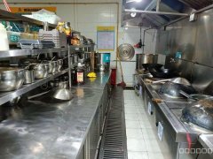 C9761位于昌吉市建国西路国民村镇银行附近临街餐饮店面转让