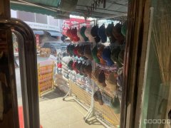 C9835位于亚中商城1大厅时尚服装店转让