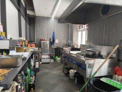 C9837乌鲁木齐公园北街优质店铺转让