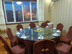 C10020位于昌吉市滨湖北路青岛花苑临街餐饮旺铺转让