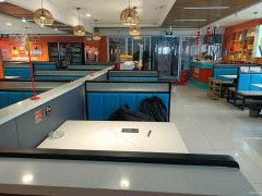 C10202位于五家渠市102团八一路临街餐饮旺铺转让