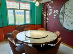 C10202位于五家渠市102团八一路临街餐饮旺铺转让