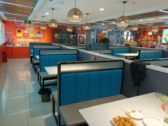 C10202位于五家渠市102团八一路临街餐饮旺铺转让