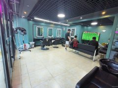 C10340跃进街沿街美发店转让