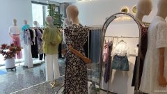 C10377位于昌吉市商城路临街营业中品牌女装店转让