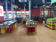 C10390位于昌吉市建国西路友好商场五楼餐饮旺铺转让