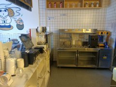 C10417位于阜康市商业街临街饮品店转让