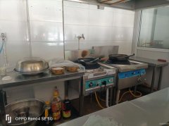 C10422位于昌吉市青年南路吉祥花园附近临街餐饮店转让