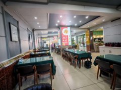 C10689米东区华隆美特边上半地下室旺铺出租