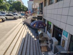 C10689米东区华隆美特边上半地下室旺铺出租