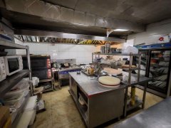 C10737阜康天池北街新华书店北侧200平餐厅转让