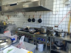 C10747位于昌吉市商城路枫叶广场附近临街餐饮旺铺转让