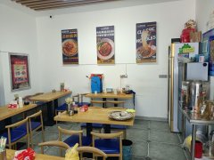 C10747位于昌吉市商城路枫叶广场附近临街餐饮旺铺转让