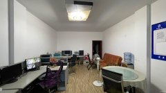 C10872位于昌吉中山路附近精装修旺铺出售