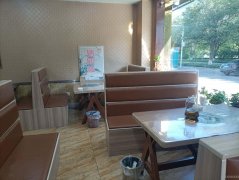 C10926位于吉木萨尔县广场北门临街餐饮旺铺转让