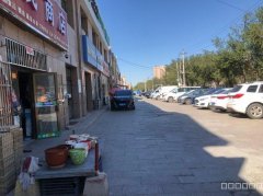 C10943商铺出租 位于呼图壁县园林路学府春天小区大门口