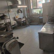 C11030位于五家渠技术学校经营中档口