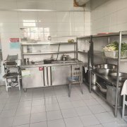 C11030位于五家渠技术学校经营中档口