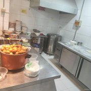 C11030位于五家渠技术学校经营中档口