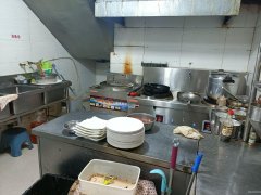 C11063位于昌吉市健康西路中亚建材市场后门临街餐饮店转让