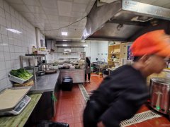 C11105粮校市场喀什路门口140平餐厅转让