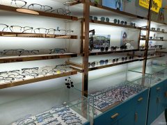 C11209位于昌吉市青年路桃园小区附近临街眼镜