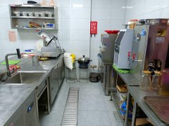 C11344位于阜康市网红街二楼商铺低价急转