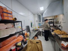 C11371阜康团结西路18平小吃店转让