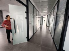 C11415阜康市迎宾路康宁西苑小区400平写字楼出租