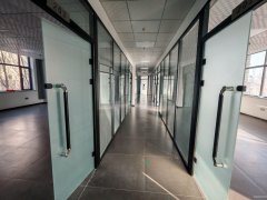 C11415阜康市迎宾路康宁西苑小区400平写字楼出租