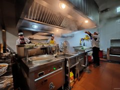 C11444高铁北广场负一楼242平餐厅转让