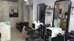 C11500昌吉绿州南路新加坡花园大门口精装美发店1.8万转