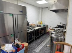 C11732位于吉木萨尔东方希望东区公寓楼附近餐饮旺铺转让