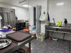 C11732位于吉木萨尔东方希望东区公寓楼附近餐饮旺铺转让