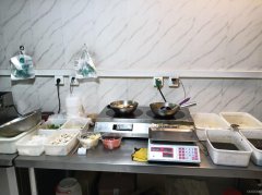 C12099位于呼图壁县东风大街城镇派出所附近临街快餐店转让