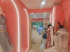 C12336昌吉市解放路临街营业中化妆服装店转让