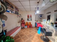 C12385延安路金湾园小区18平美发店转让