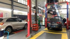 C12499米东南路轻工学校对面汽修店转让