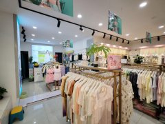 C12518呼图壁曙光商业广场85平内衣店转让