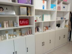 C12666位于阜康市水榭花都南门临街化妆品店转让