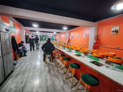 C12726粮校市场大门口150平转转火锅店转让