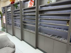 C12748位于昌吉市中山路中山商务广场内临街眼镜店转让