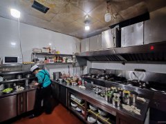 C12829呼图壁园林路迎宾馆楼下350平餐厅转让